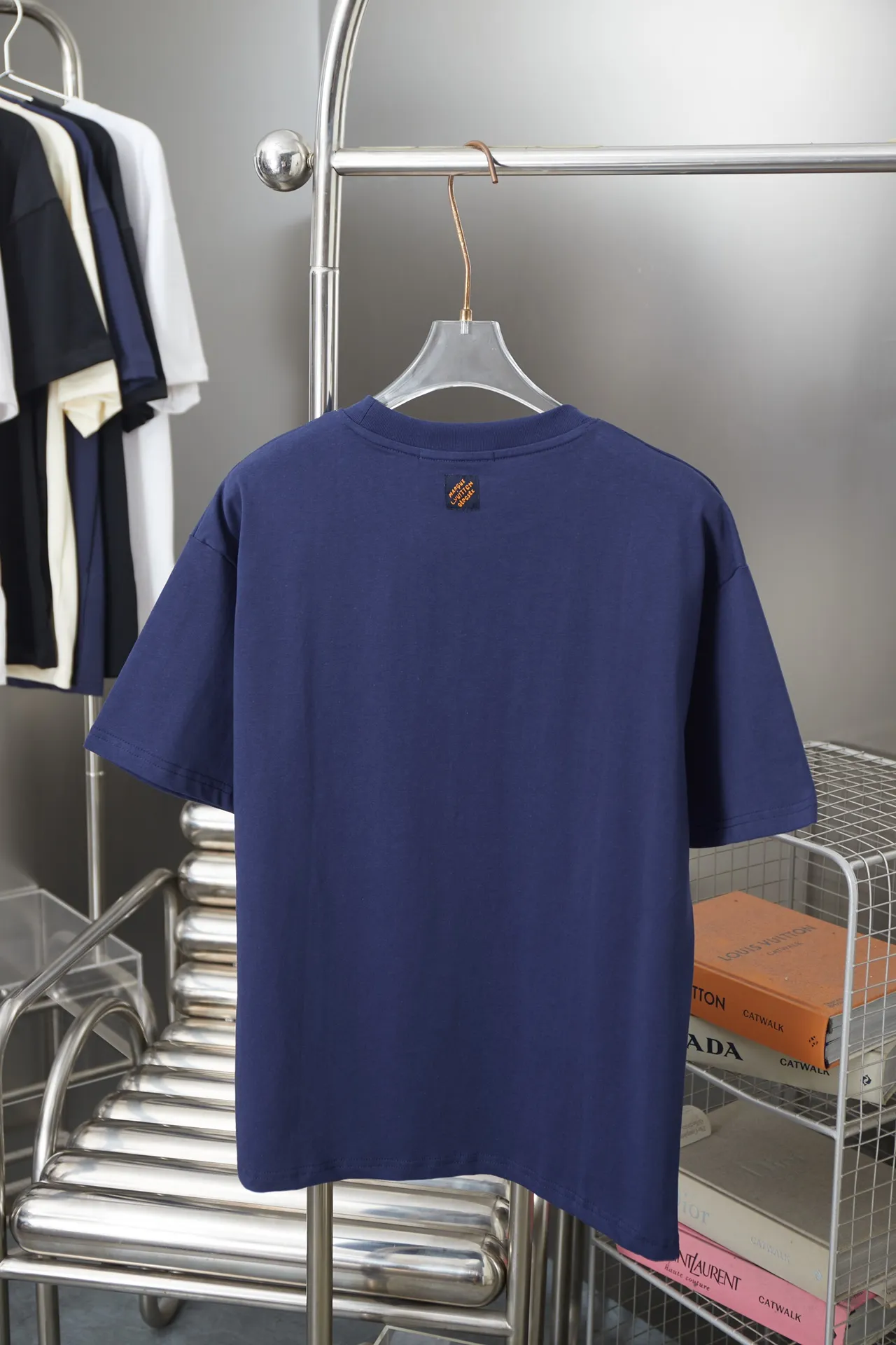 🅿️190 Louis LV 25ss early spring new short-sleeved LV letter landscape embroidered short-sleeved light luxury essential item for daily commuting for men and women Correct version Welcome to compare Detailed features · Imported Tajima machine embroidery three-dimensional embroidered LV letters ➕ Scenic area pattern · Customized new collar label on the back panel · Original main mark washed tag brand moisture-proof paper packaging Color: blue Size: S/M/L/XL